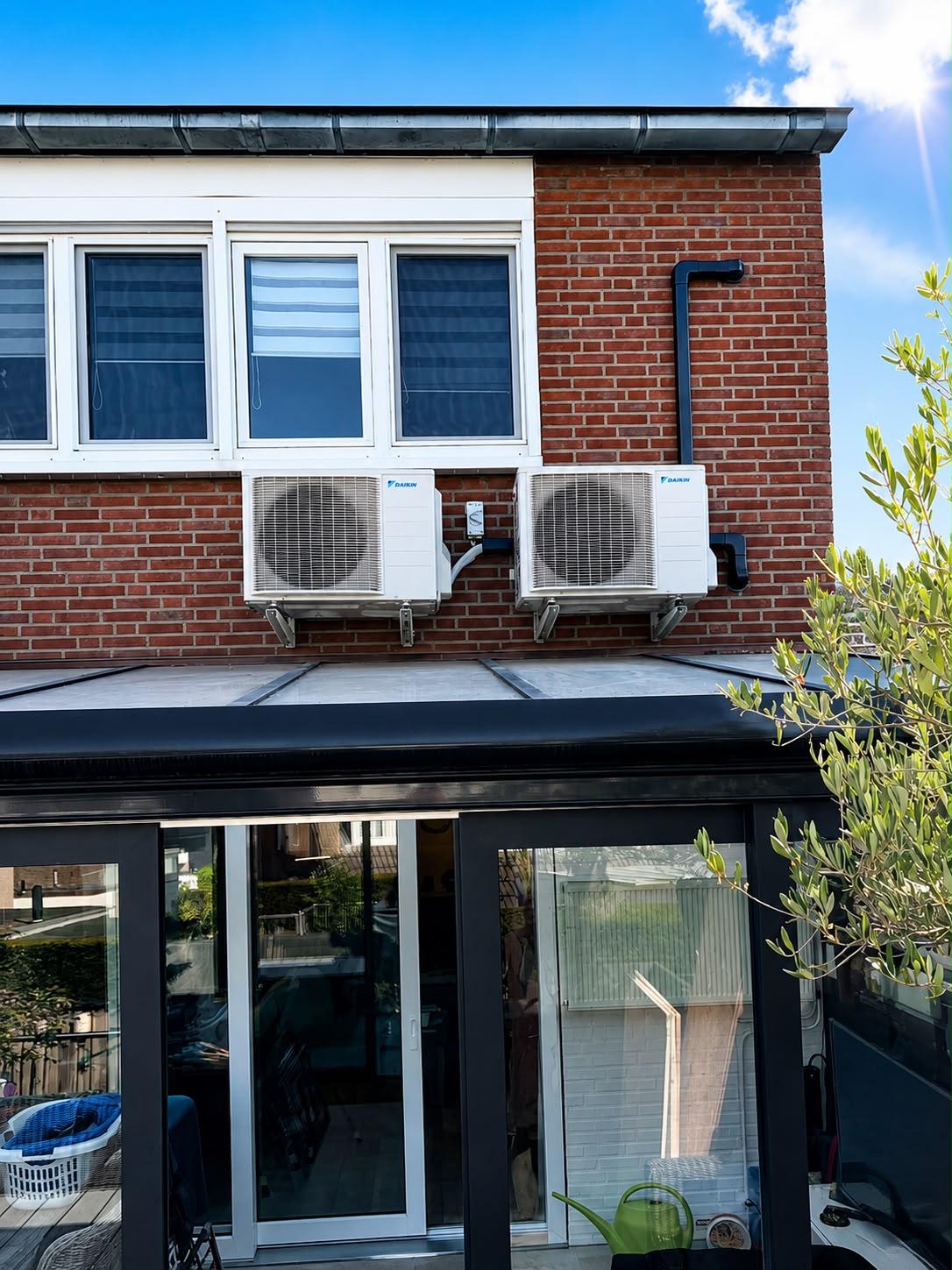 Twee Daikin buitenunits aan een bakstenen woning