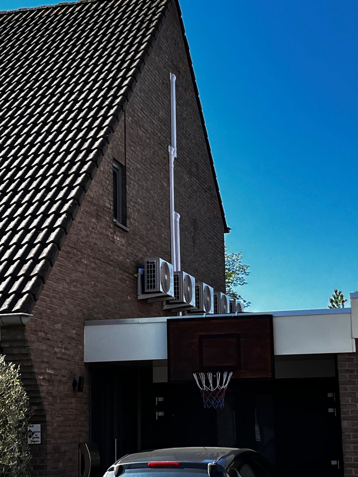 Meerdere airco-buitenunits aan een vrijstaande woning