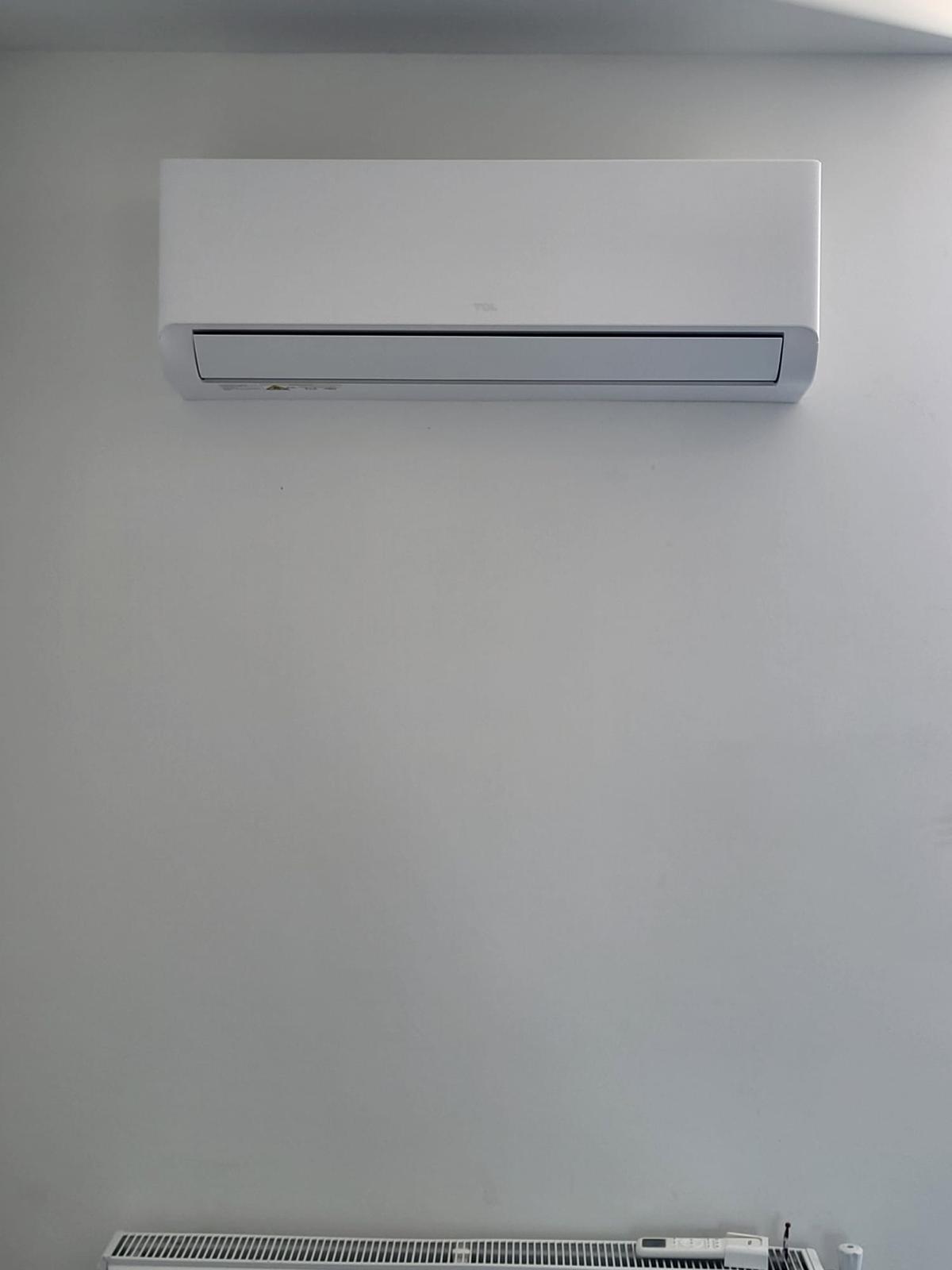 LG wandunit aan een lichtgrijze muur