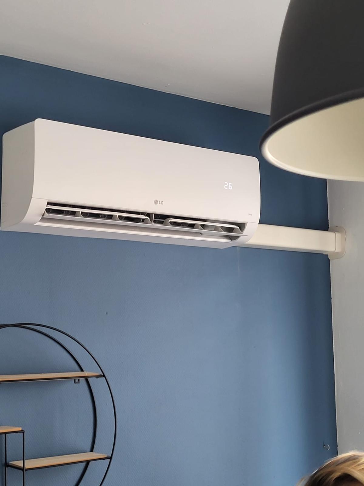 LG wandunit geplaatst aan een blauwe muur