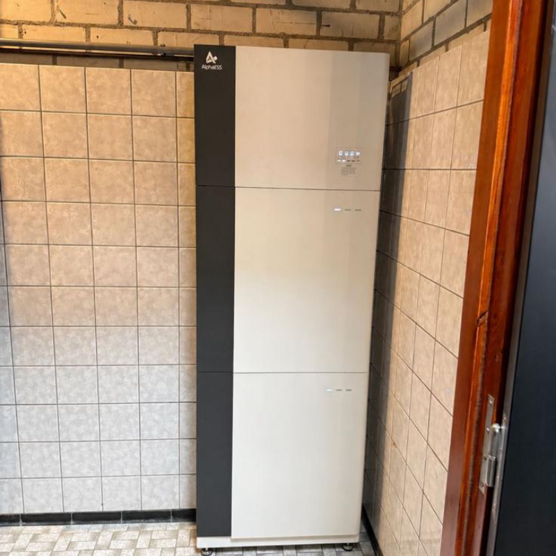 Hoge AlphaESS thuisbatterij-stack in de berging