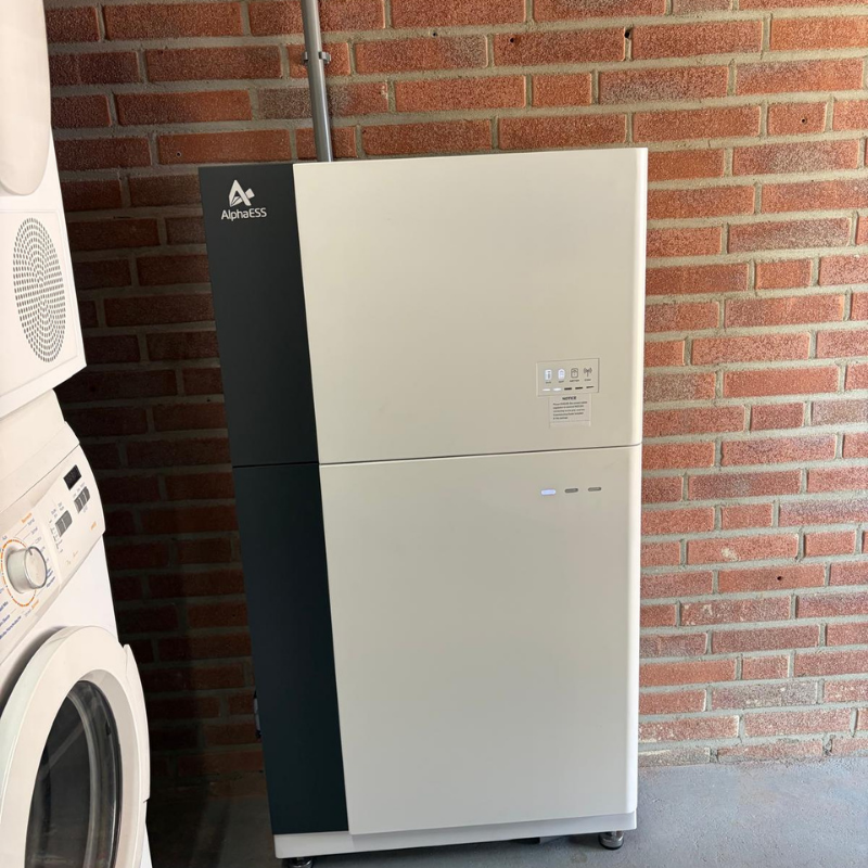 AlphaESS thuisbatterij naast de wasmachine in de bijkeuken