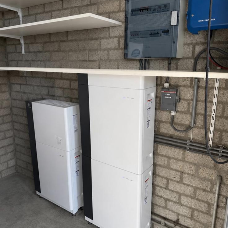 Twee AlphaESS thuisbatterijen met omvormer in de garage