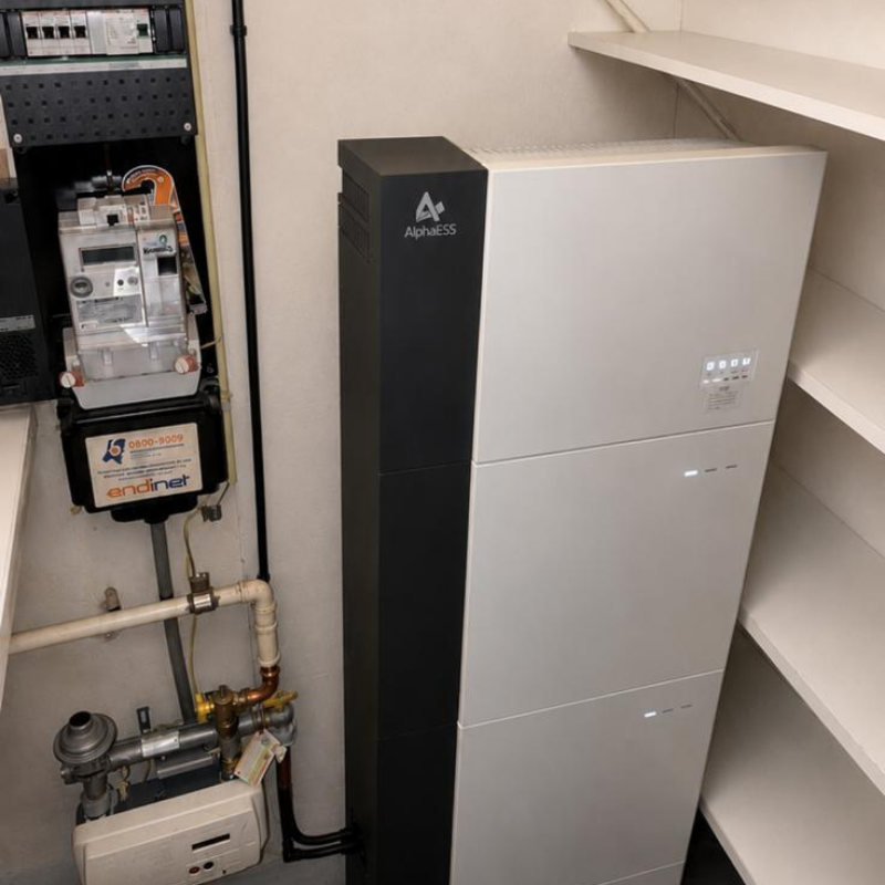 AlphaESS thuisbatterij-stack naast de meterkast