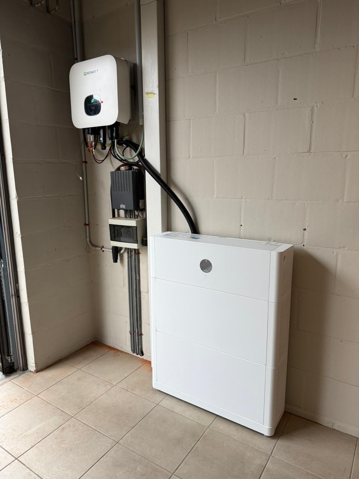 Thuisbatterij met Growatt omvormer in de garage