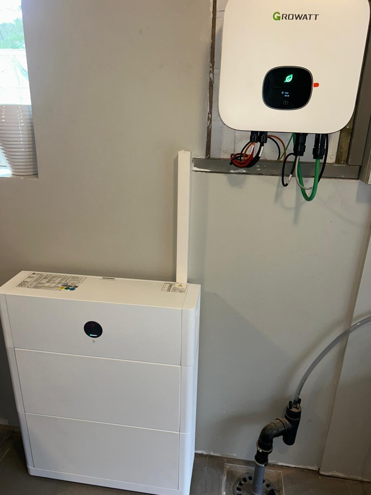 Compacte thuisbatterij met Growatt omvormer in de bijkeuken