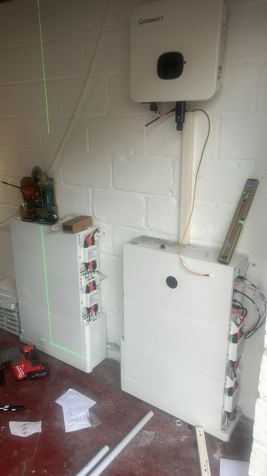 Thuisbatterij met Growatt omvormer tijdens installatie