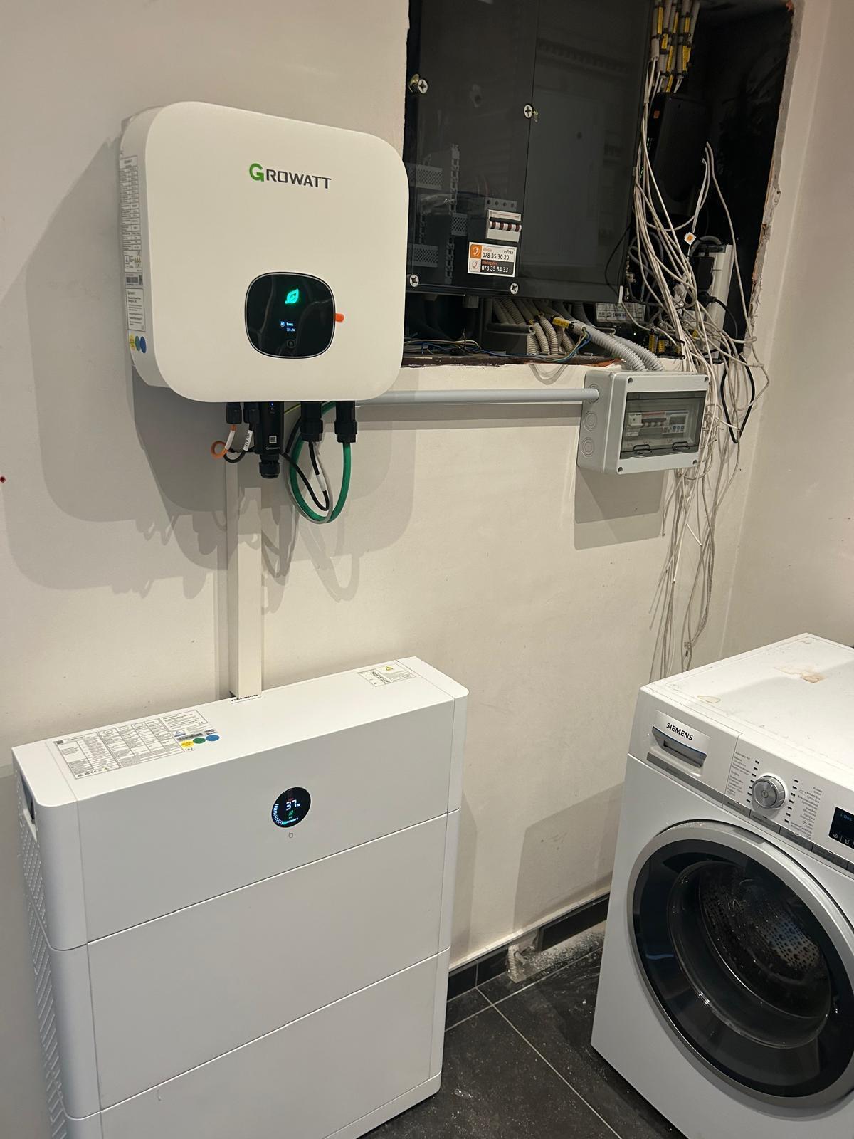 Thuisbatterij met Growatt omvormer naast meterkast en wasruimte
