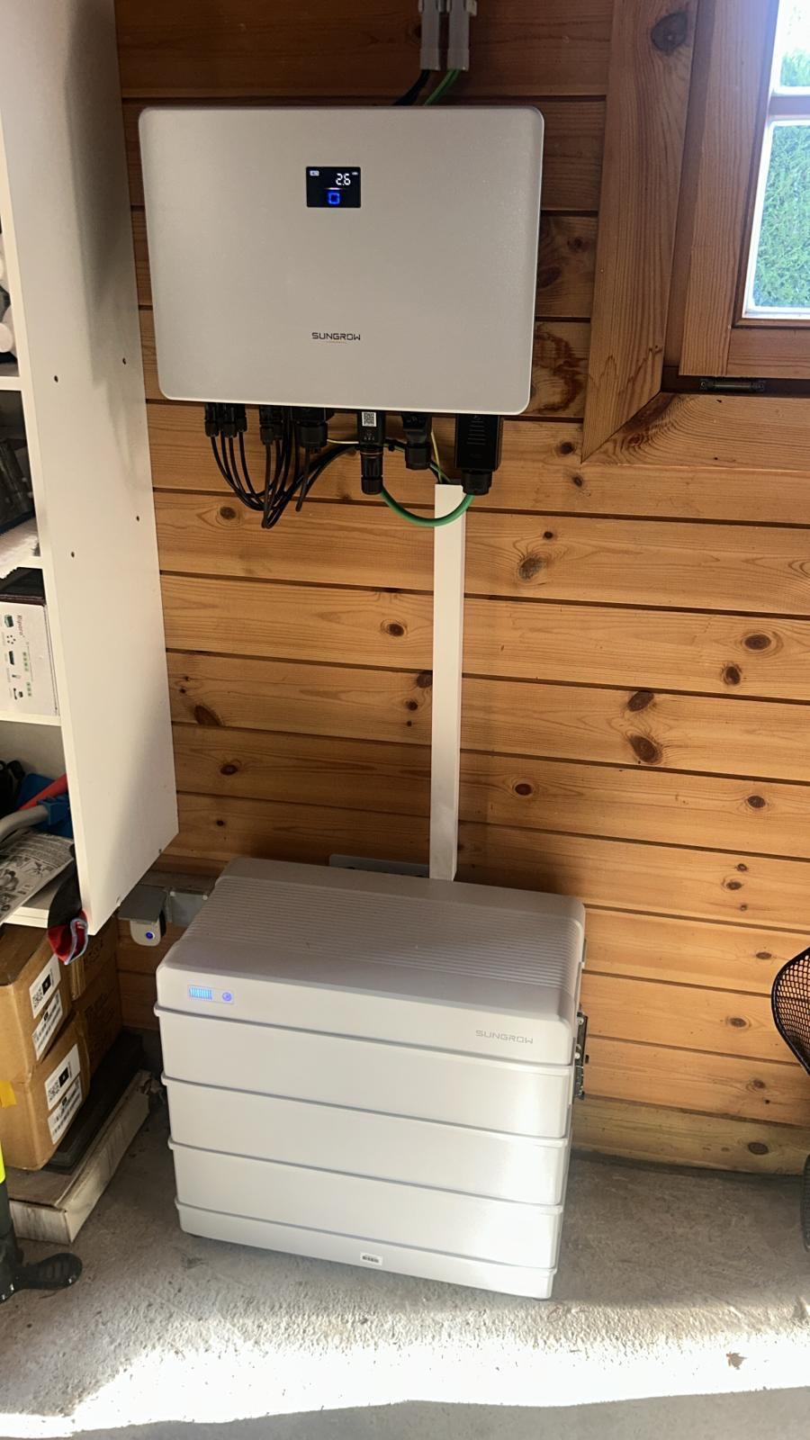 Sungrow thuisbatterij en omvormer geplaatst in een houten bijgebouw