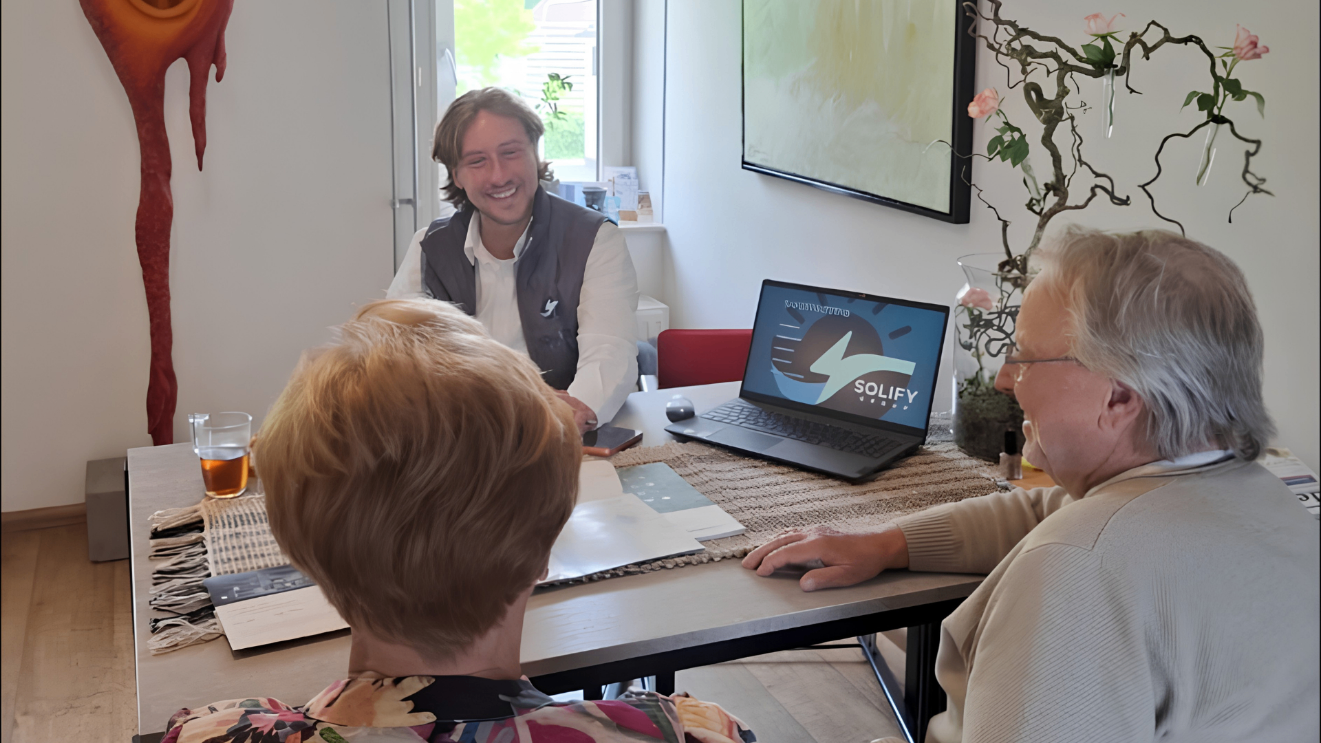 Solify expert geeft persoonlijk advies aan klanten aan de keukentafel