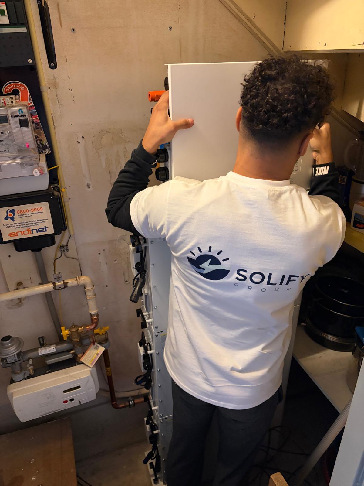 Gediplomeerde Solify monteur installeert een thuisbatterij