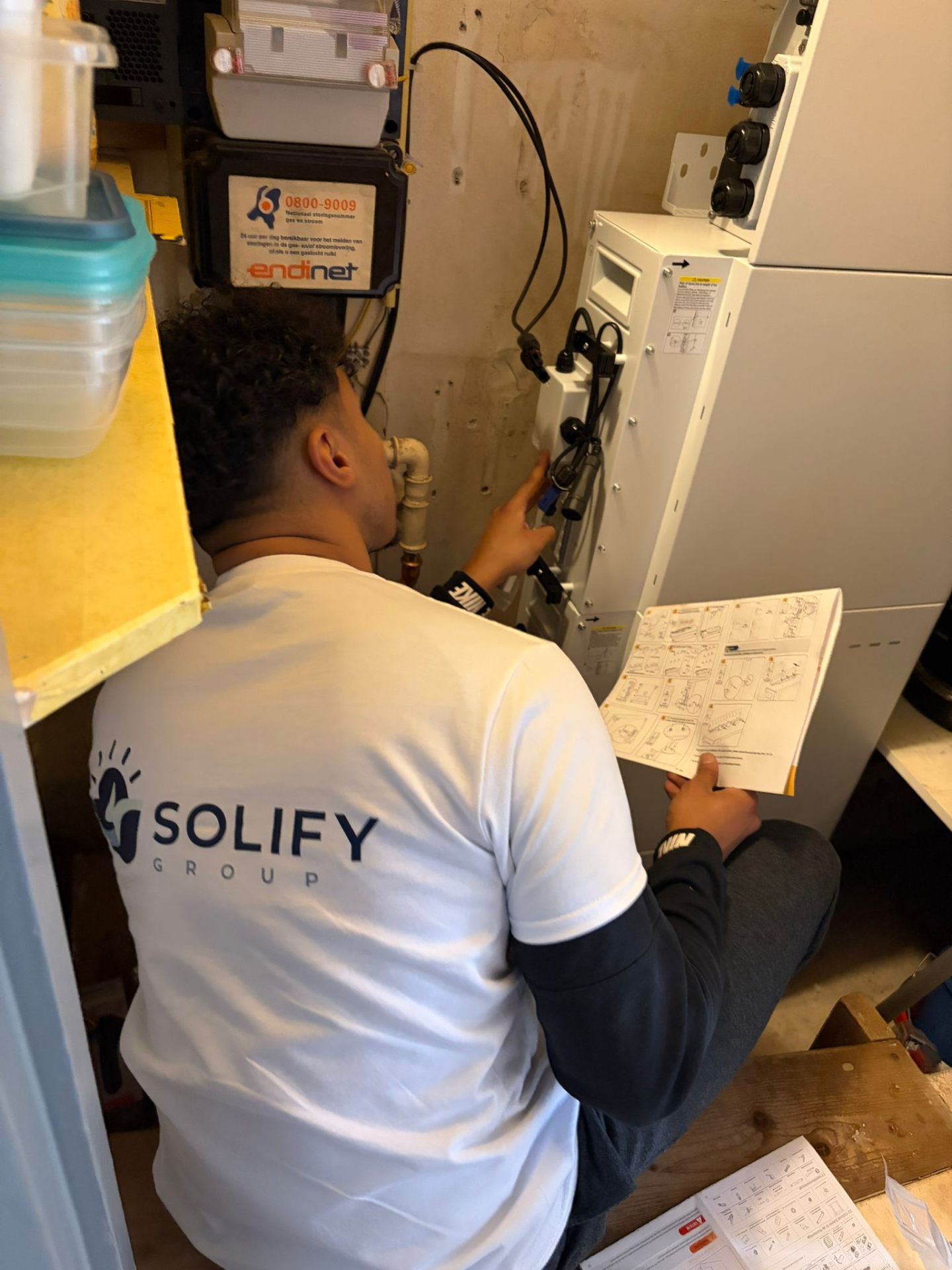 Gediplomeerde Solify monteur configureert de installatie