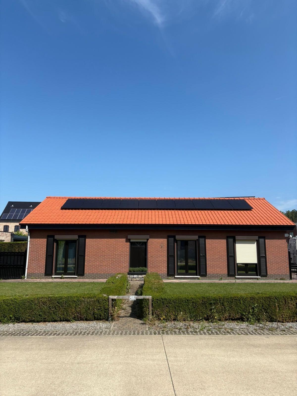 Bungalow met rode dakpannen en zonnepanelen